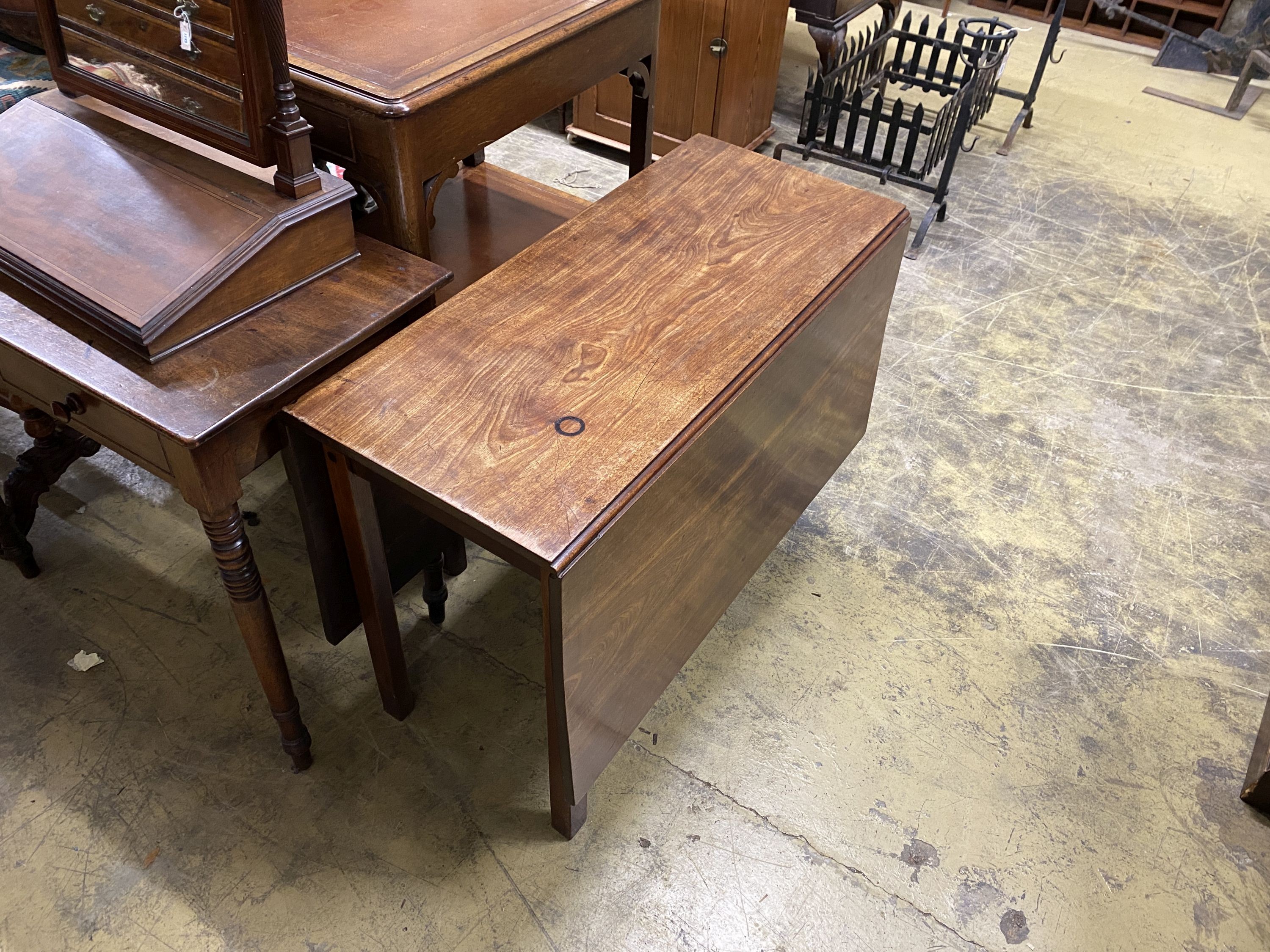 A George III mahogany drop leaf dining table, 134cm extended, width 98cm, height 72cm